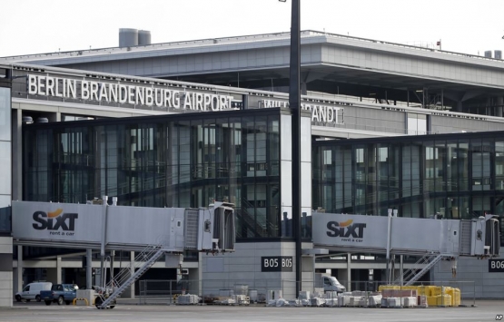 Berlin-Brandenburg Havalimanı'nın açılışı yılan hikayesine döndü!