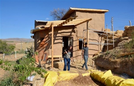 Kırşehirli çift samandan ev yaptı!