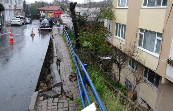 Zekeriyaköy'de 5 katlı binanın istinat duvarı çöktü!