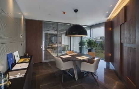 Ödüllü Barrafranca masa Antplato örnek ofisinde!