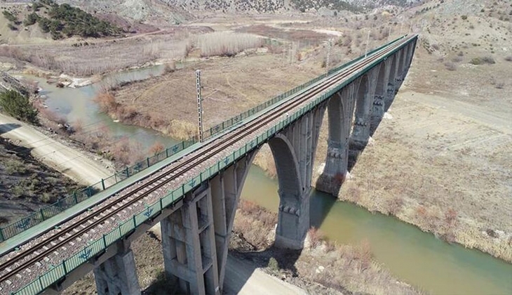 Depremde kıyameti yaşayan o ilçedeki 94 yıllık köprü depreme rağmen dimdik kaldı!