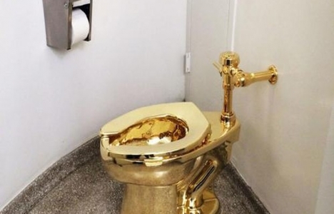 Guggenheim Müzesi'ndeki som altından klozet dikkatleri üzerine çekiyor!