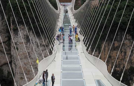 Dünyanın en uzun cam köprüsüne balyoz testi!