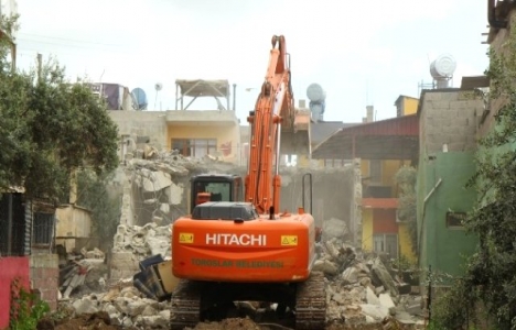 Mersin'de yola isabet eden 3 bina yıkıldı!