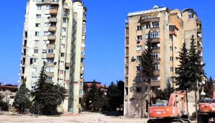 Depremin sembolü olarak gösteriliyordu! Antakya'daki o bina da yıkıldı!