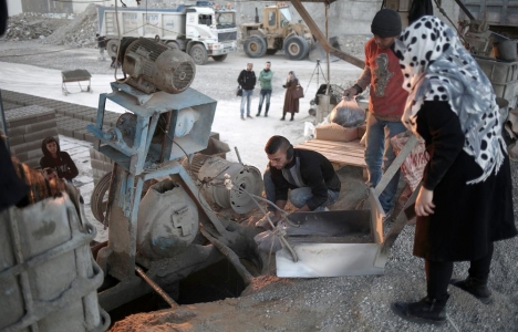 İnşaat malzemelerin giremediği Gazze'de briket üretildi!