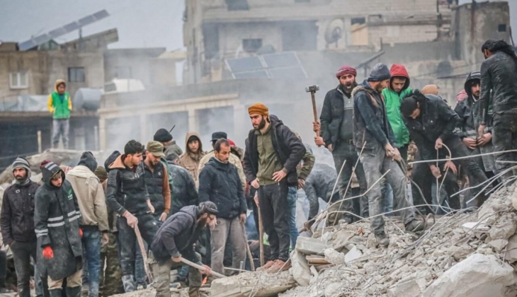 Yaralar sarılmaya başlıyor! Depremzedelere bir yardım eli de onlardan geldi