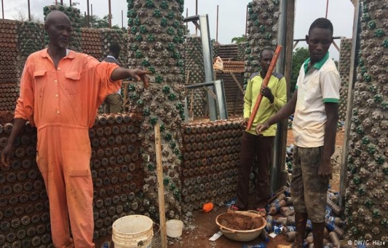 Nijerya da pet şişelerden konforlu evler inşa ediliyor!