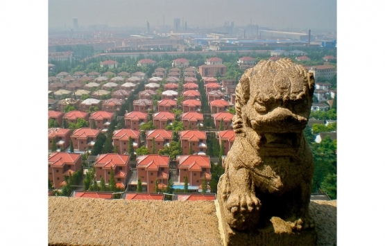 Çinli muhtar köydeki herkese ev veriyor!