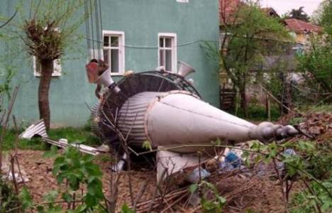 Bilecik'te fırtına minareyi devirdi!