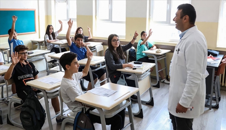 Deprem bölgesindeki öğretmenlerin hizmet puanları artacak! Bakandan son dakika açıklaması geldi!
