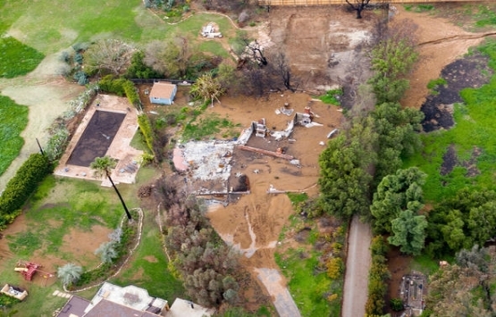 Kim Basinger in Malibu daki evinden geriye sadece yıkıntılar kaldı!