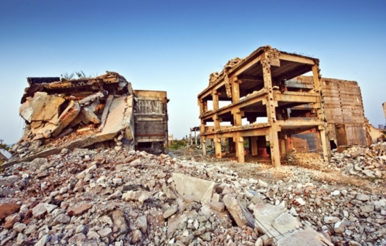 Depreme dayanamayan binaları iş makinaları ayakta tutuyor!