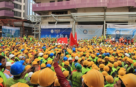 Ağaoğlu, Guinness En Çok Kişiyle Baret Giyme Rekoru’nu kırdı!