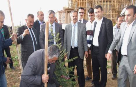 Boğazlıyan Belediyesi 500 adet çam fidanını toprakla buluşturdu!