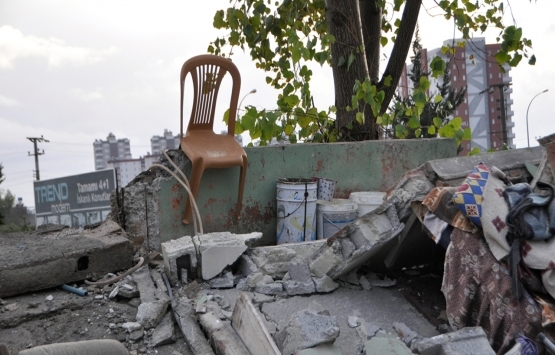 Adana'da tahliye edilen ev iki saat sonra çöktü!