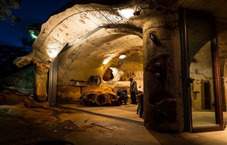 Lionel Buckett, mağarayı muhteşem bir eve dönüştürdü!