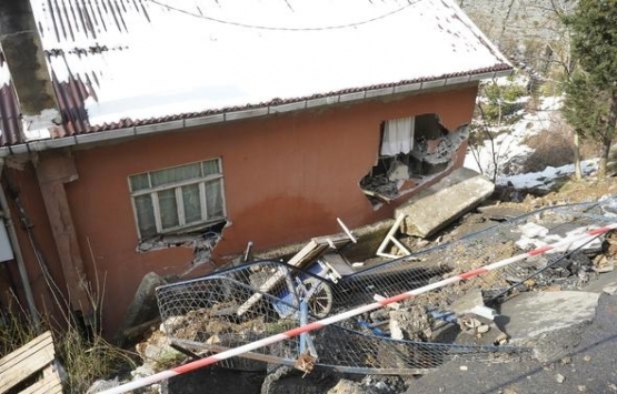 Sarıyer de yol çöktü, 2 bina tahliye edildi!