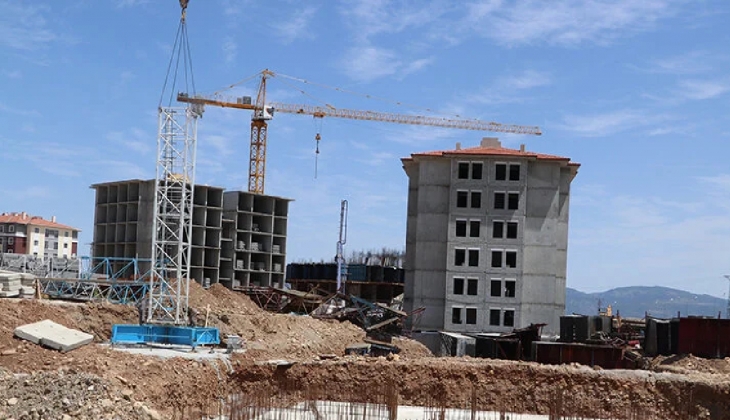 Deprem bölgesindeki ilk konutlarda çatılar yerleştirildi!