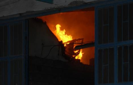 Başakşehir'deki mobilya deposunda yangın çıktı!