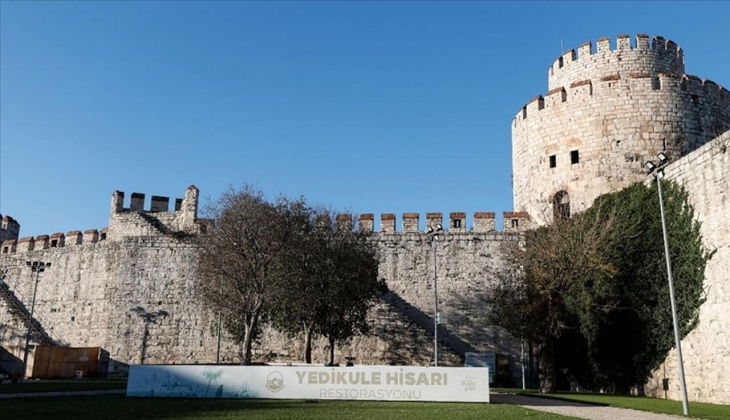 İstanbul un surlarında büyük tehlike! Surlardaki derin çatlaklar korku yaratıyor!