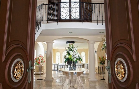 Donald Trump ın St.Martin deki evi zararına satılıyor!