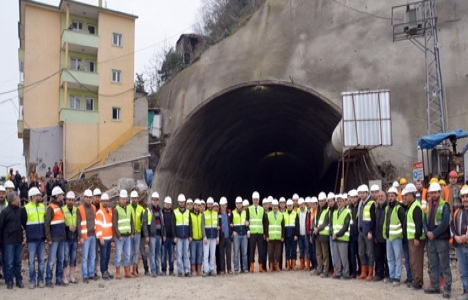 Akyazı tünelinin sol tüpünün giriş ve çıkış kazıları birleştirildi!