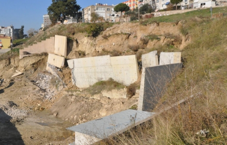 İzmir Yeşilyurt'ta istinat duvarı çöktü!