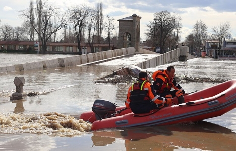 Edirne'de taşkında mahsur kalanlar kurtarıldı!