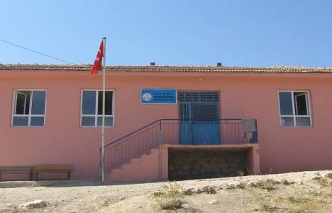 Okul onarımı askerler ve öğretmenler tarafından yapıldı!