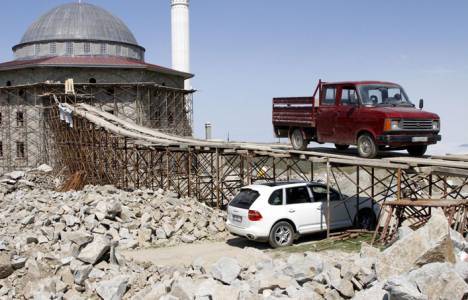 Cami inşaatına karadeniz usulü köprüyle kolaylık!