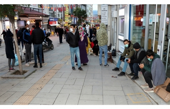 TOKİ'den ev sahibi olabilmek için bir gece önceden sıraya girdiler!