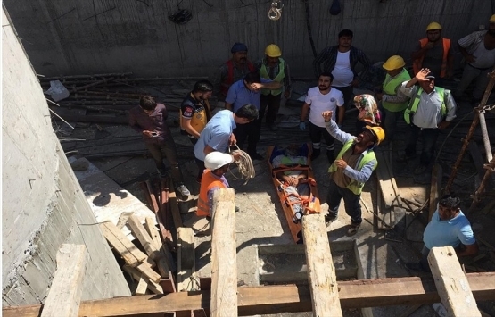 İnşaattan düşen işçi bulunduğu yerden vinç yardımıyla çıkarıldı!