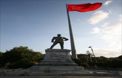 Türkiye'nin ilk Atatürk anıtı perişan halde!