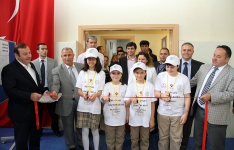 Esenyurt Zübeyde Hanım İlkokulu Bilim ve Teknoloji Fuarı açıldı!