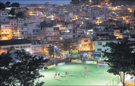 Brezilya'da futbolcuların enerjisiyle aydınlanan ilk sahanın açılışı yapıldı!