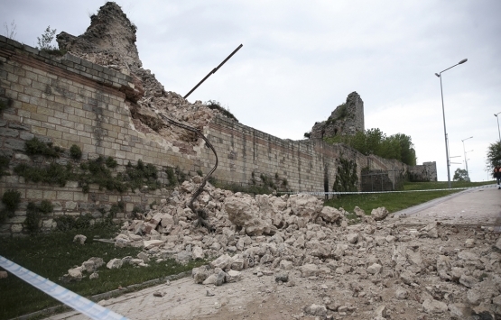 Topkapı daki tarihi surlar çöktü!