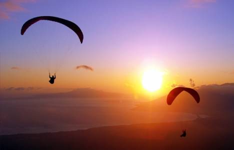 Fethiye'de paraşüt pilotları yolların bozuk olmasını protesto etti!