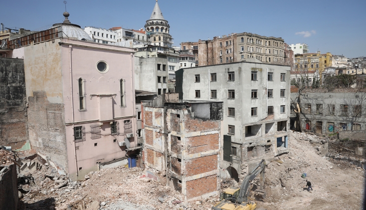 İstanbul da 200 yıl genelev olarak kullanılan binanın yıkımı esnasında tarihi bir keşif yapıldı