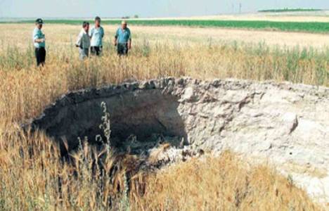Konya'da 8 metre derinliğinde obruk oluştu!