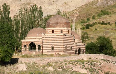 Ahmed-i Hani Türbesi ziyaretçi akınına uğruyor!