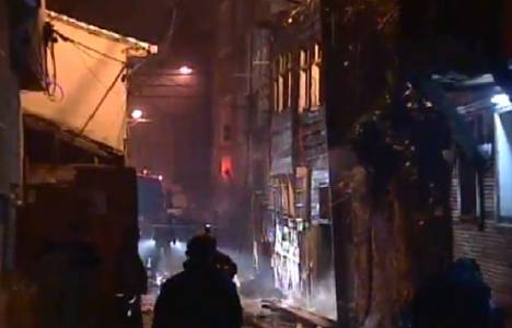 Beyoğlu'ndaki ahşap binada yangın çıktı!