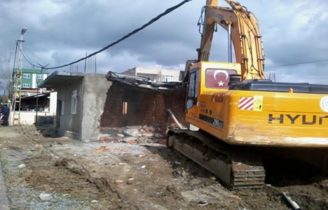 Arnavutköy'de ruhsatsız binaların yıkımına başlandı!