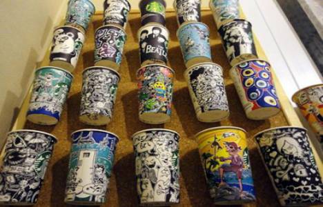 İnşaat mühendisi Emre Türk karton kahve bardaklarına çizim yapıyor!