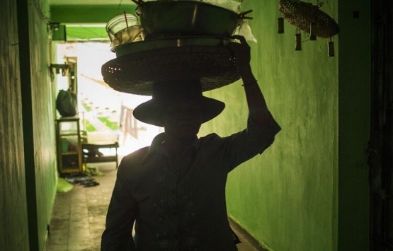 Kamboçya da eski binada kendi devletlerini kurdular!