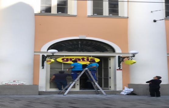 Beyoğlu'ndaki tarihi Narmanlı Han’a tabela tepkisi! 