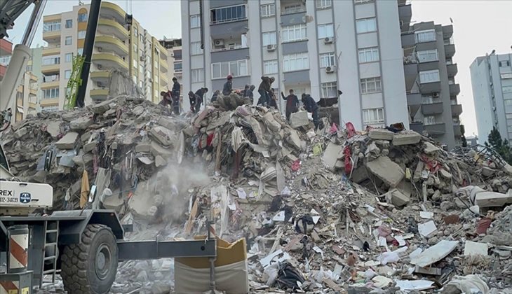 Ağır hasarlı bina tedirginliği eğitime engel oldu: Çocuklarımı okula göndermeyeceğim!
