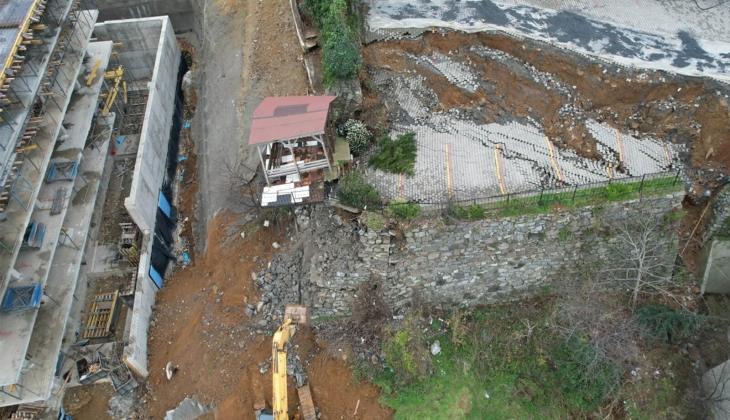 Üsküdar'da 6 bloklu sitenin istinat duvarı çöktü! Bina acil boşaltıldı!