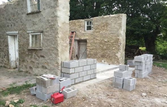 1800 lü yıllardan kalan binayı saraya çevirdi!