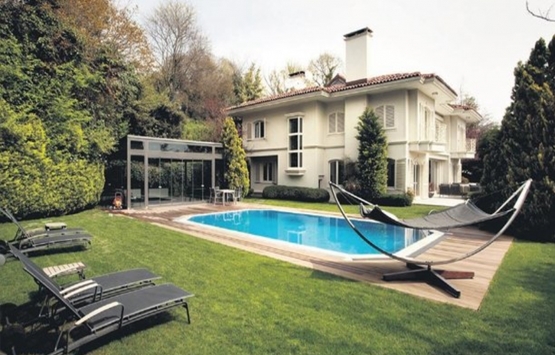 Hadise Kemer Country’den havuzlu villa alacak!